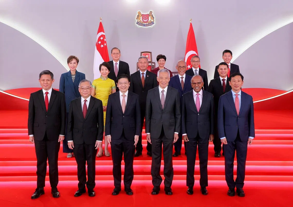 新任内阁当中，站在前排的陈振声（左一）、尚穆根（右二）和王乙康（右一）都担任统筹部长。（通讯及新闻部提供）