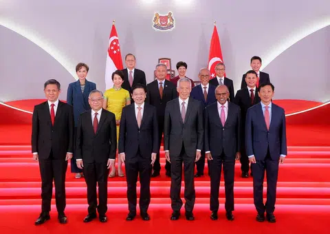 新任内阁当中，站在前排的陈振声（左一）、尚穆根（右二）和王乙康（右一）都担任统筹部长。（通讯及新闻部提供）