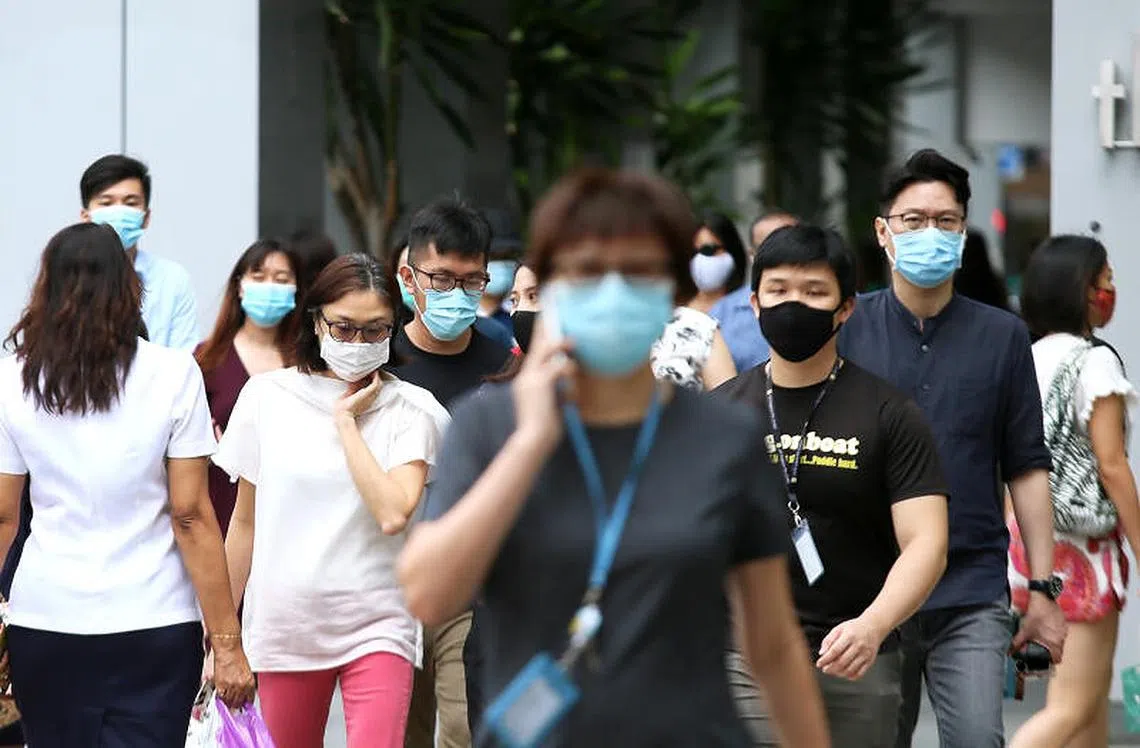 冠病疫情期间，新加坡商业区的上班族。（联合早报）