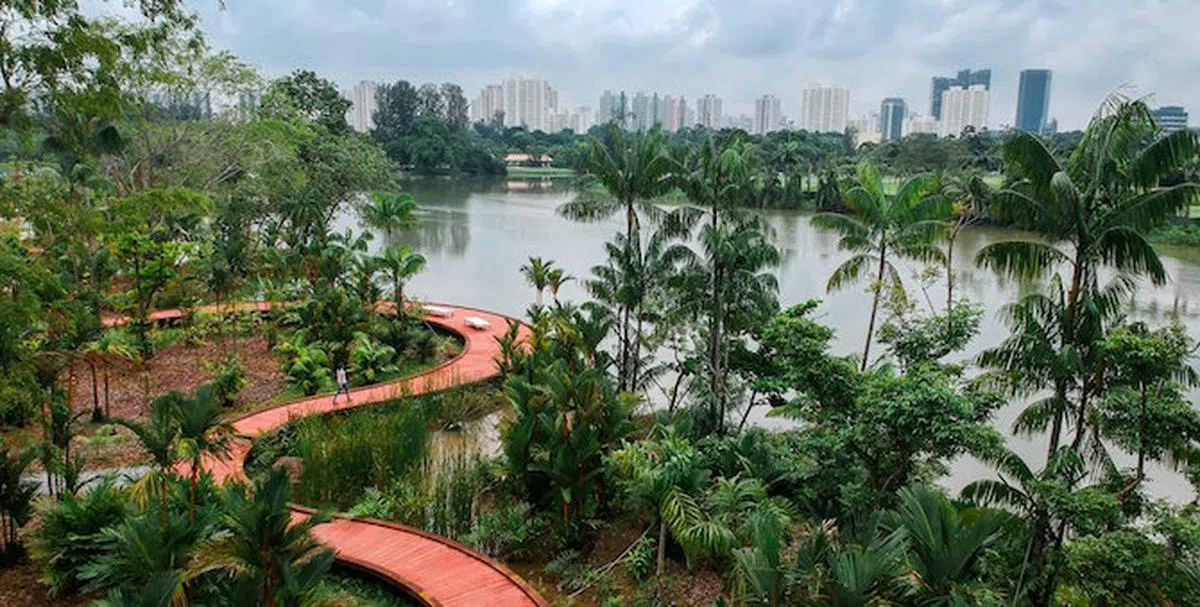  走累了还能迎着湖风在板凳上休息哦~（亚洲新闻台） 