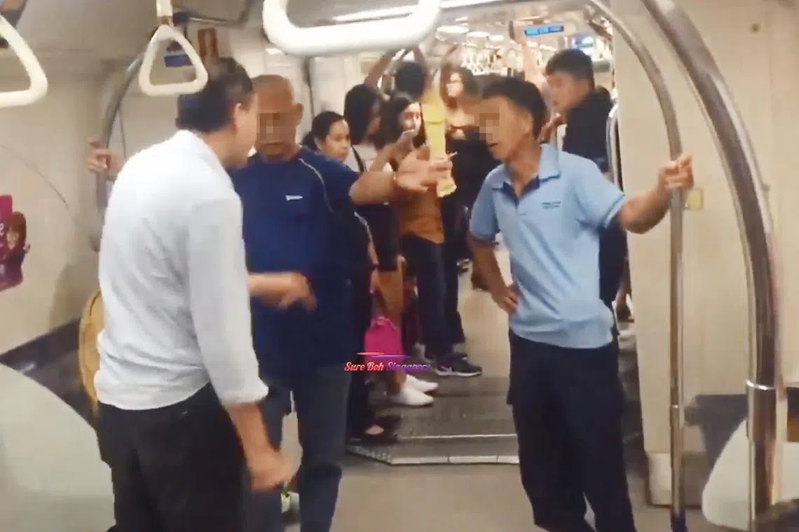 （左一）背对镜头的新加坡大叔与（右一）身穿浅蓝色上衣的中国大叔在地铁上开骂，另一名新加坡大叔（深蓝色上衣者）从中劝架。（视频截图）