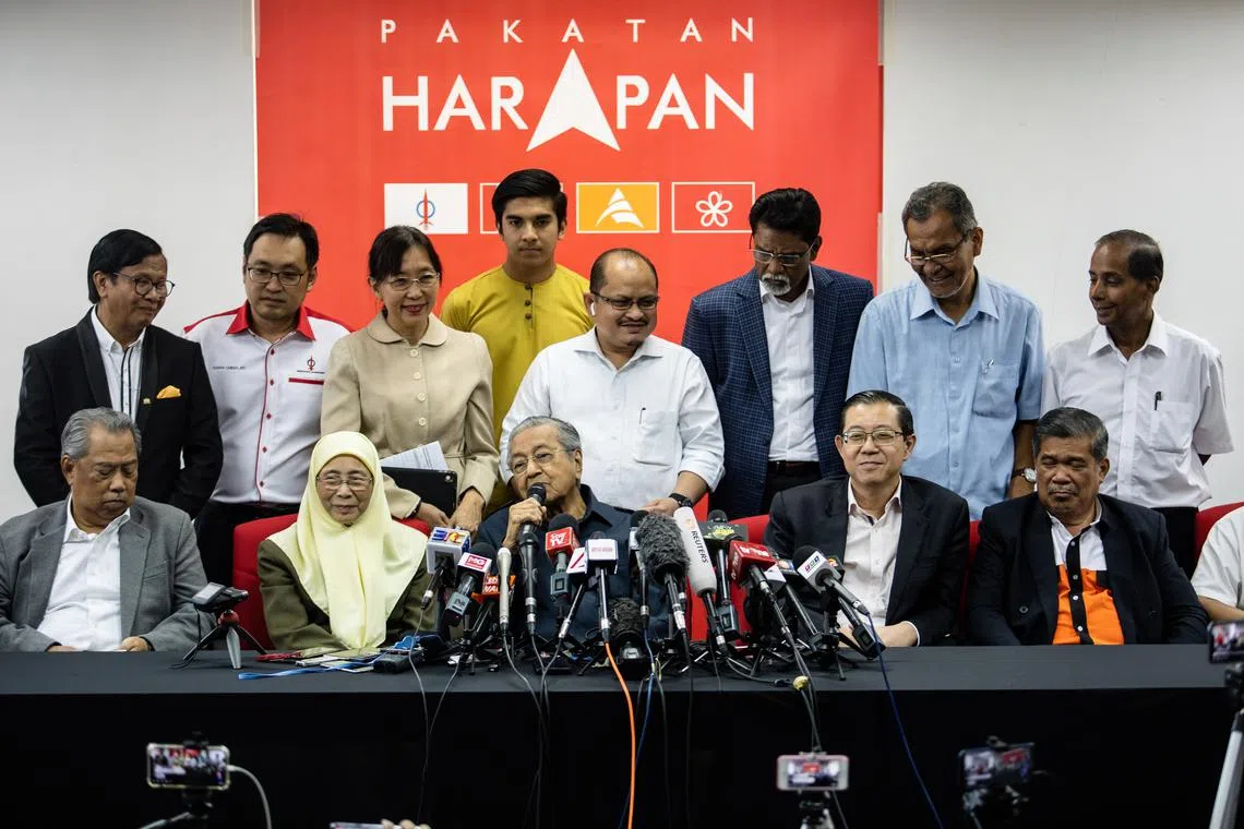 马来西亚首相马哈迪（前排中）在5月12日宣布了四名重要内阁部长人选，分别是公正党主席旺阿兹莎（前排左二）出任副首相、民行党秘书长林冠英（前排右二）任财政部长、国家诚信党主席莫哈末沙布（前排右一）任国防部长和土著团结党主席慕尤丁（前排左一）任内政部长。图为马哈迪在5月17日率四位内阁部长出席一场记者会。（彭博社）