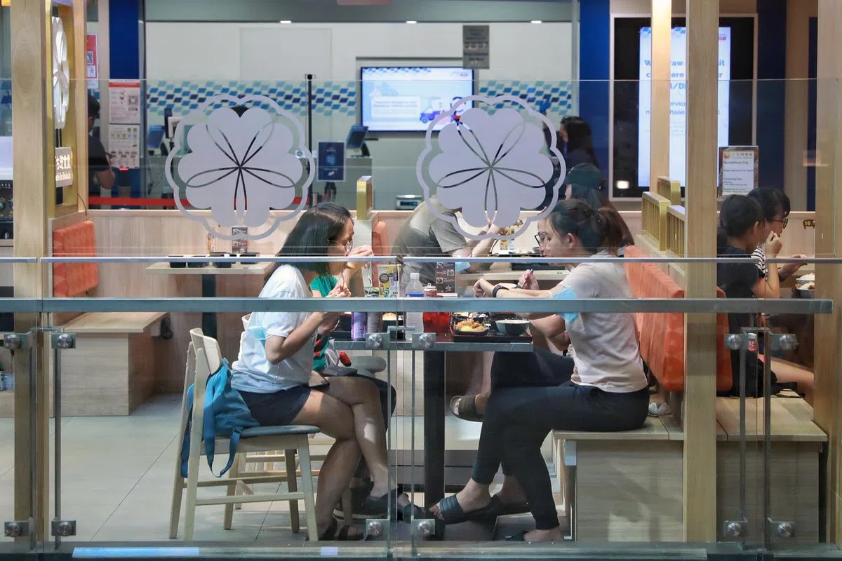  义顺纳福城的餐馆顾客。（海峡时报） 