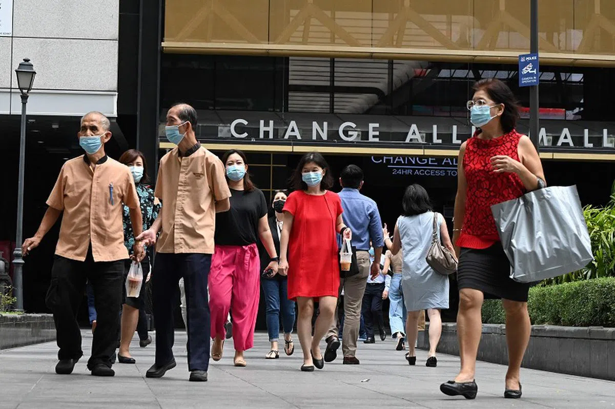  戴口罩已成为新加坡人的新纪律、新常态。（法新社） 