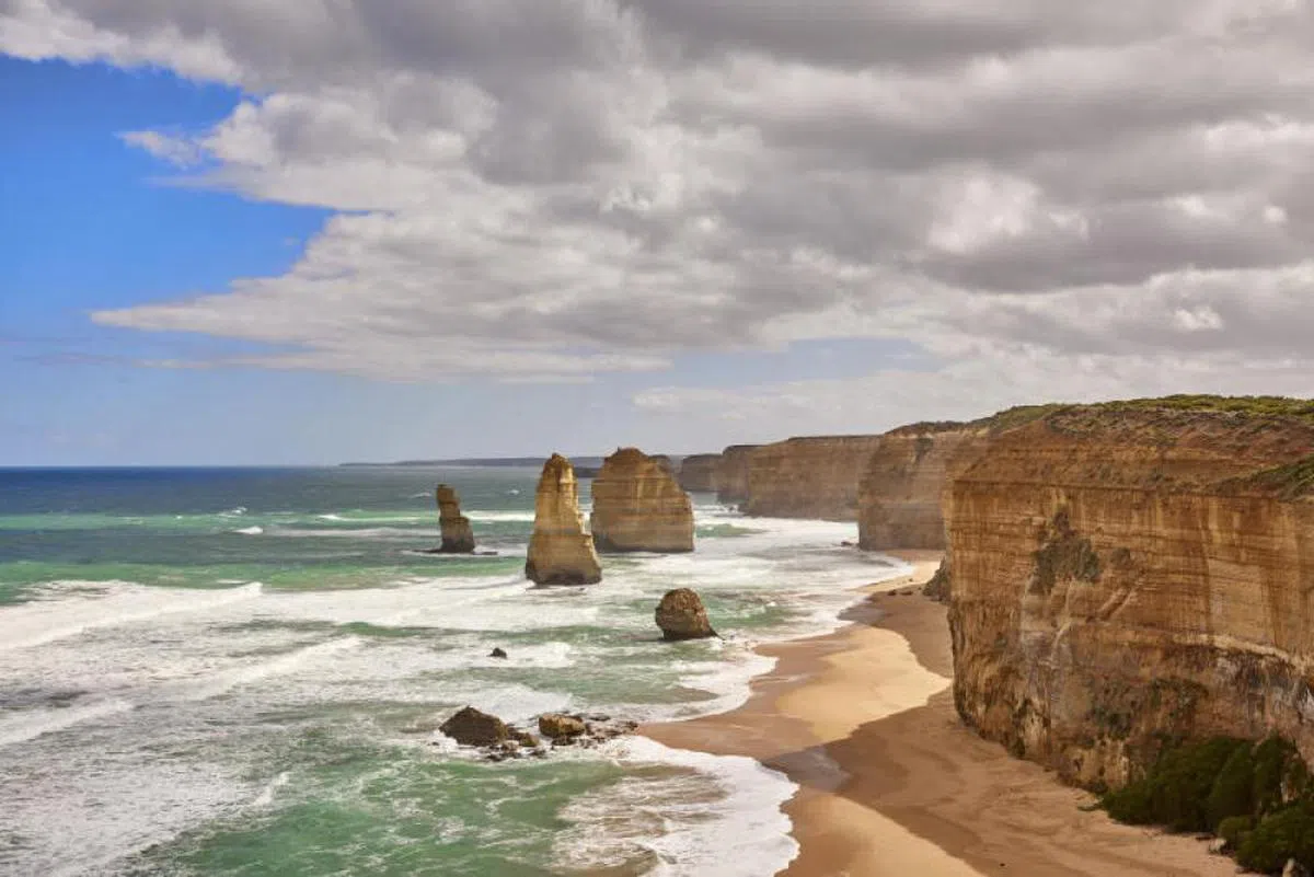 澳洲大洋路（Great Ocean Road）的著名景点十二使徒岩。（澳大利亚旅游局）