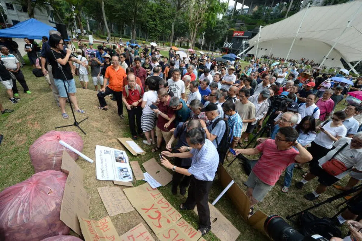  超过300名投资者于2019年3月30日下午聚集在芳林公园“演说角落”抗议，对凯发（Hyflux）给予的赔偿表达不满，也抗议公用局以零元收购大泉海水淡化厂。此外，他们也呼吁监管当局对售卖债券的银行展开调查。（联合早报） 