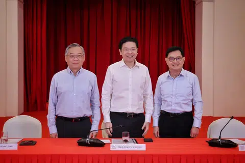 新加坡候任总理黄循财（中）5月13日在总统府召开的记者会上宣布新内阁名单。出席记者会的还有将出任副总理的贸工部长颜金勇（左），以及留任的现任副总理王瑞杰。（联合早报）
