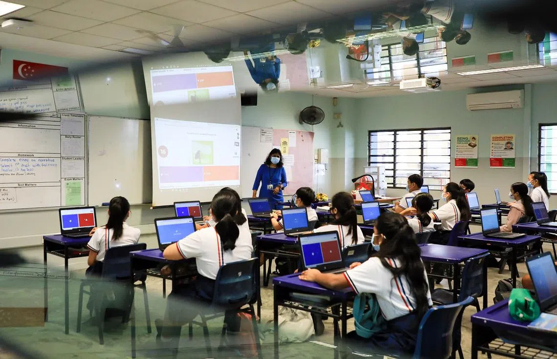 新加坡中学生在课堂使用笔记本电脑上课。（联合早报）