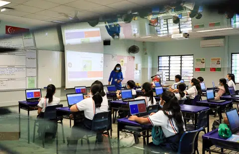 新加坡中学生在课堂使用笔记本电脑上课。（联合早报）