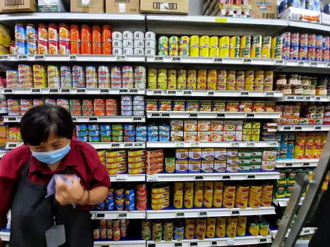 本地超市售卖的罐头食品种类繁多。（联合早报）（联合早报）