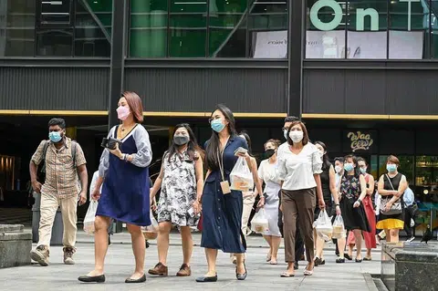 一项调查显示，新加坡2022年的加薪幅度预计为3.8％，略高于去年3.4％的实际薪金增幅。（法新社）