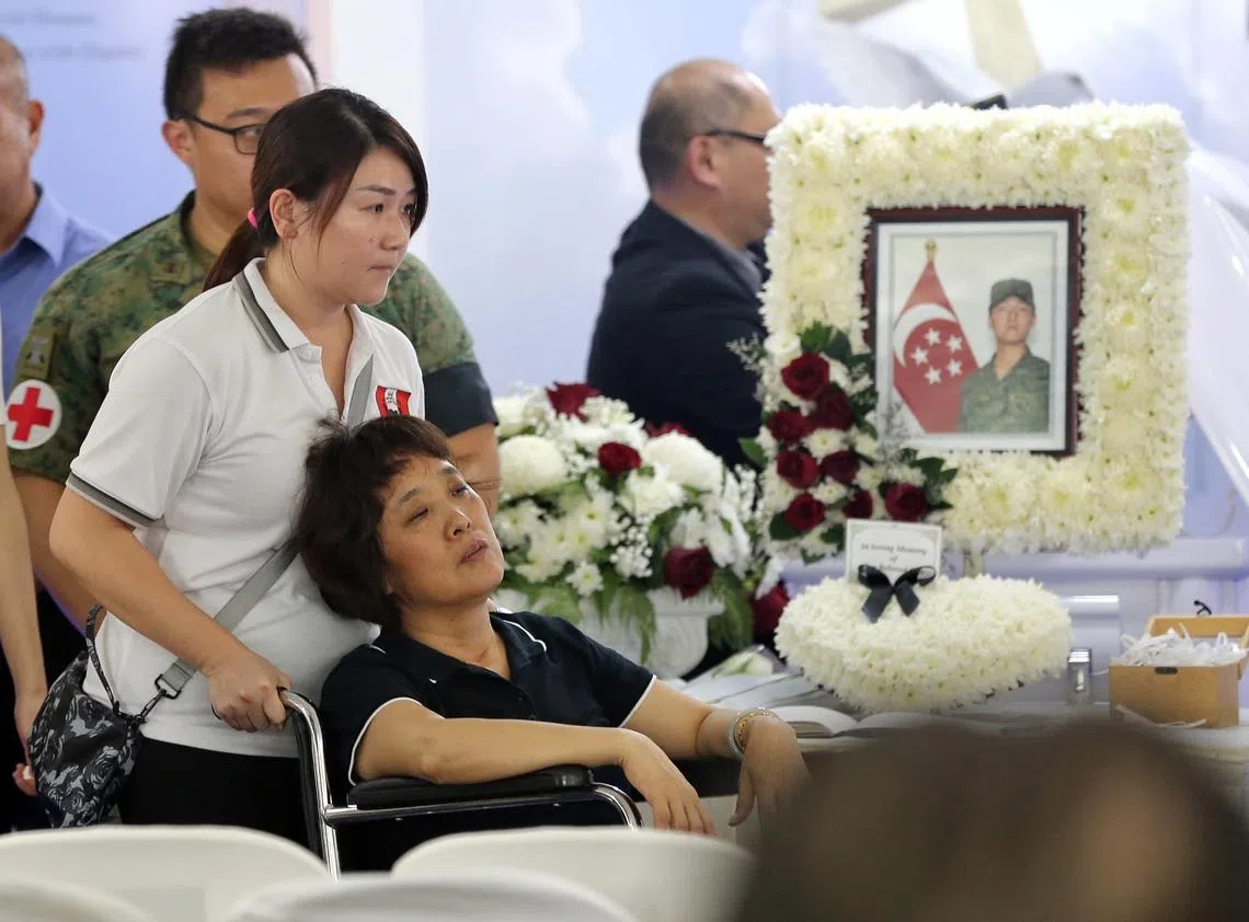 刘凯母亲悲恸地望着儿子棺木。（新明日报）