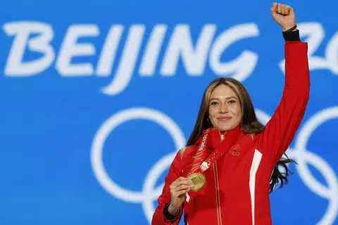 在美国出生的中美混血选手谷爱凌在本届冬奥代表中国出赛，并夺下金牌。（路透社）