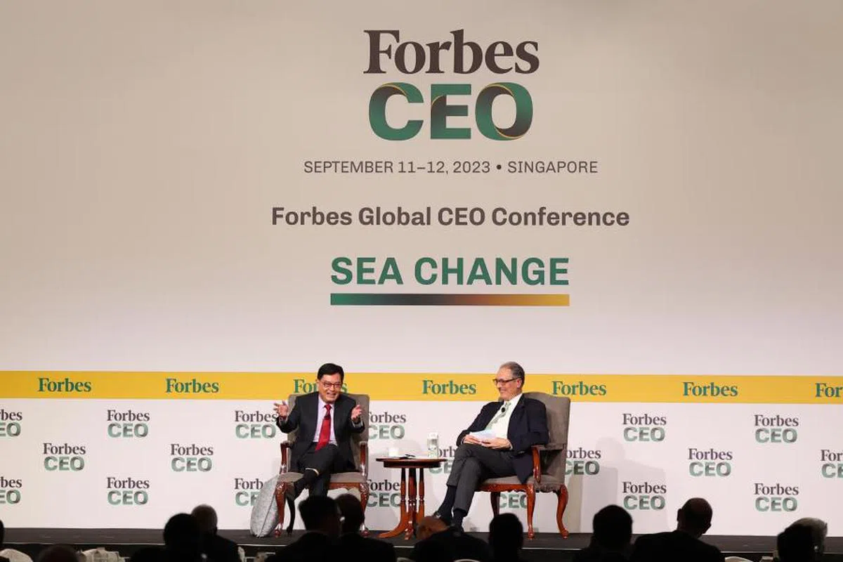 王瑞杰（左）认为新加坡社会已经越来越成熟，总有一天会迎来非华族总理。（海峡时报）