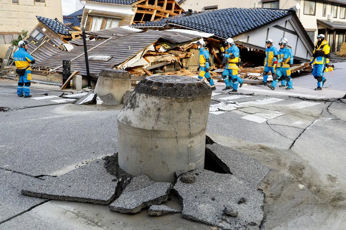 地震发生后，原本检修口与路面平整的下水道检修竖井在道路塌陷后全“凸”出地面。（路透社）