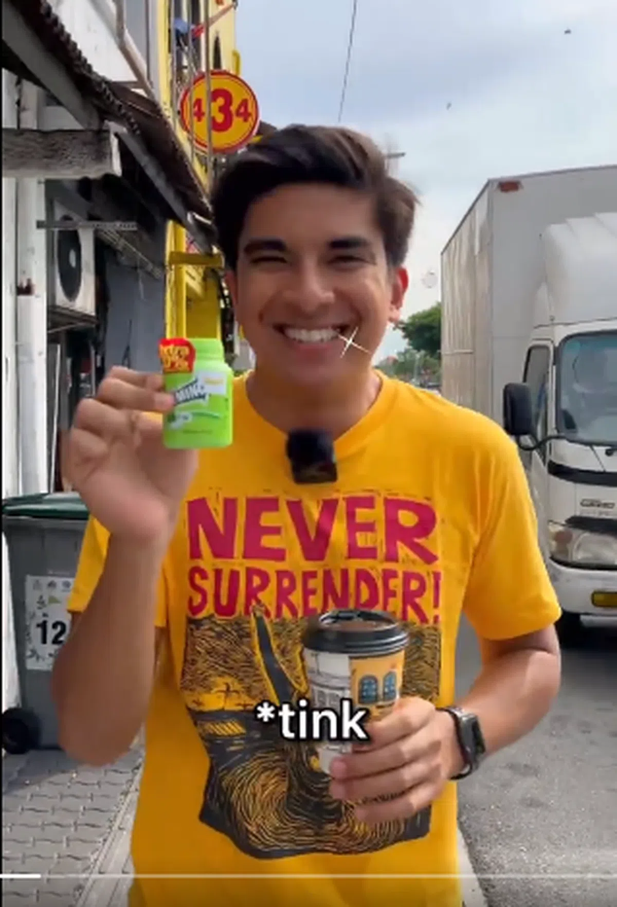 “明眸皓齿”的赛沙迪：新加坡朋友，在麻坡还能自由吃口香糖哦！（视频截图）