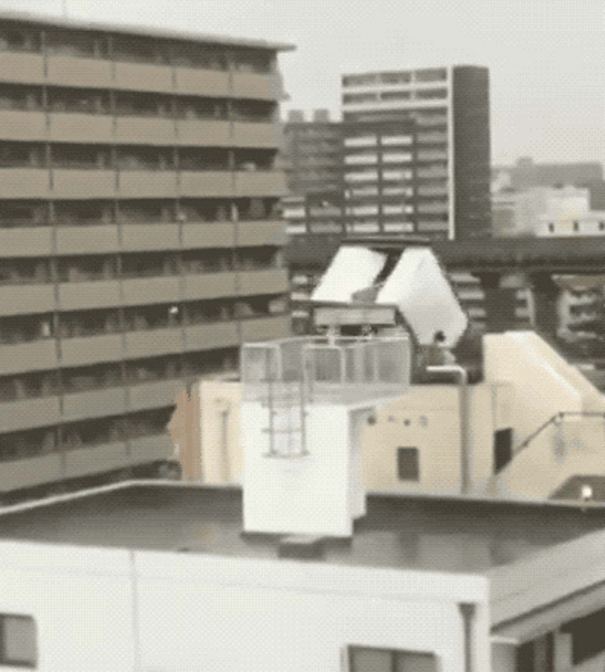  这不是电影场景。大楼楼顶被台风直接吹翻。（互联网） 