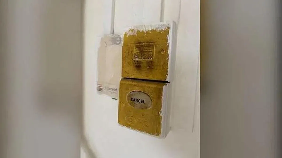  老旧损坏的电插座。（Felicia Ong面簿） 