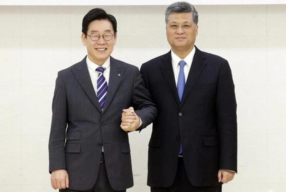  京畿道道知事李在明和广东省省长马兴瑞在韩国会面的合照。（互联网） 