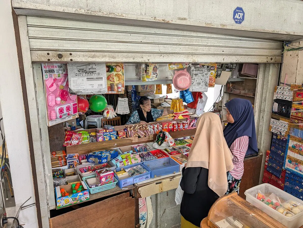 詹娜敦经营了30多年的“妈妈店”，被附近的超市抢走不少生意。（海峡时报）