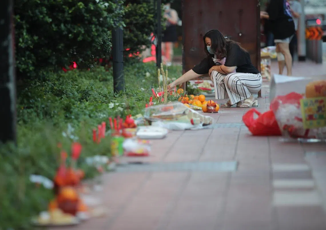 农历七月，人们在街边祭祀。（海峡时报）