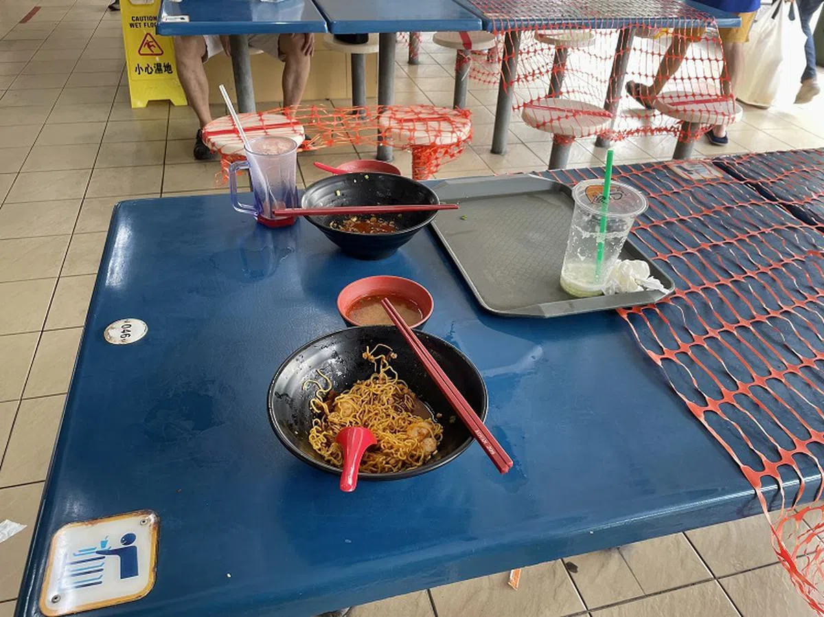  很多食客不愿意归还的理由之一，是认为作为消费和支持小贩的客户，用餐后由清洁员工收去餐盘和清洁环境是服务配套之一，内心自然不愿意多跑一趟。（新报） 