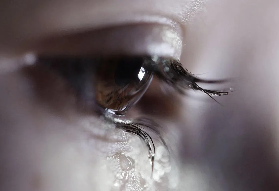 别再说女人的眼泪不值钱。（ALAMY）