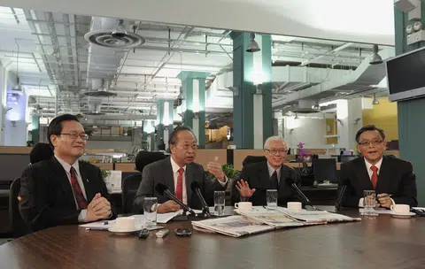 2011年总统选举的四位总统候选人，在2011年8月16日齐聚《海峡时报》编辑室参加圆桌会议。他们是（左起）职总英康前总裁陈钦亮、前国会议员陈清木医生、前副总理陈庆炎博士，以及前高级公务员陈如斯。（海峡时报）