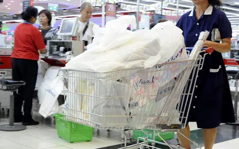 新加坡人每天会从各大超市总共索取200万个塑料袋。35％的受访者每次上超市都会使用三至五个塑料袋，更有14％每次使用至少六个，而自备袋子的人却不多，仅占总人数的15％。（海峡时报）