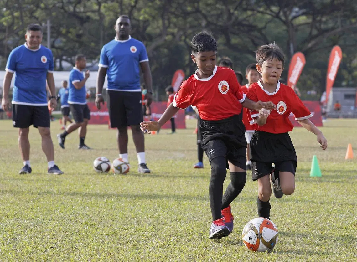 如果是激励新加坡全民运动，那提倡足球很好，有历史传承也能培养团体精神。那就不要定一个世界杯目标。（文化、社区及青年部）