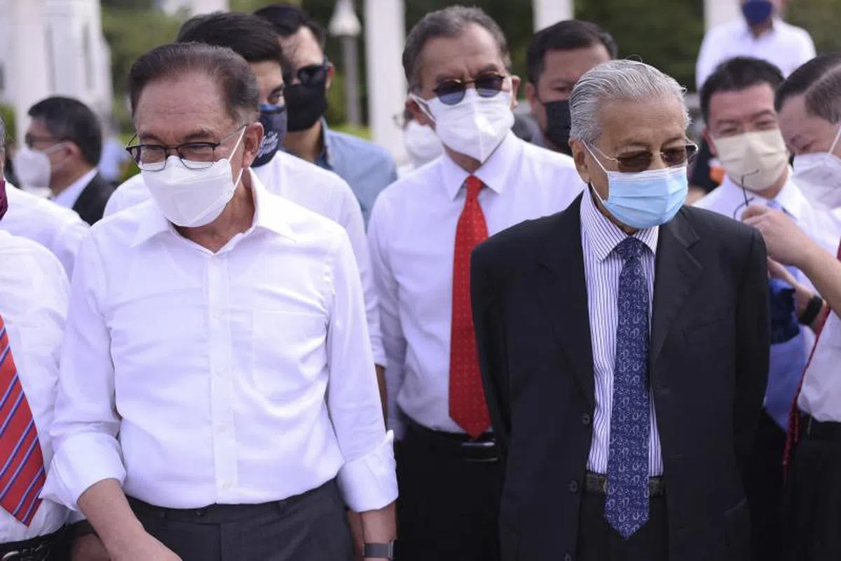  慕尤丁关闭国会的决定让两位政治死敌安华（左）及马哈迪（右）难得“合体”，连诀出现在抗议场合。（法新社） 