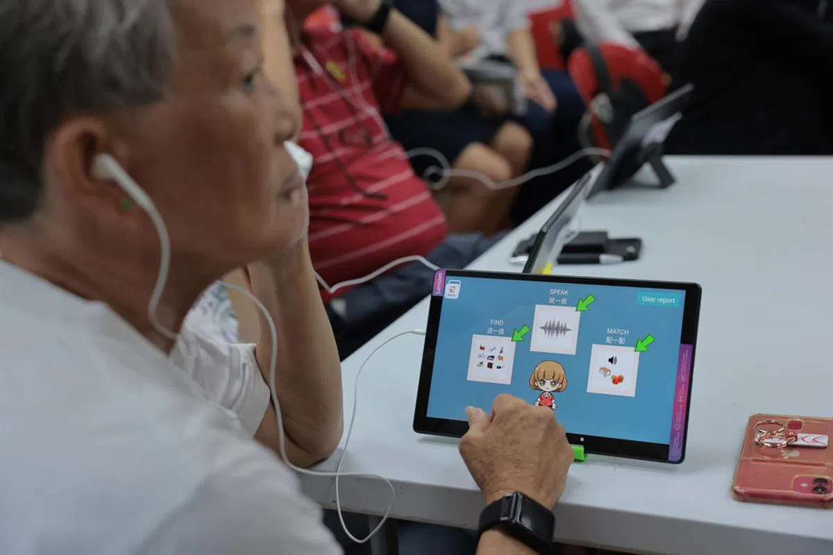 游戏应用提供单语模式和双语模式的操作，其中双语模式的操作对老年人的认知能力具有积极的影响。（新加坡科技设计大学）