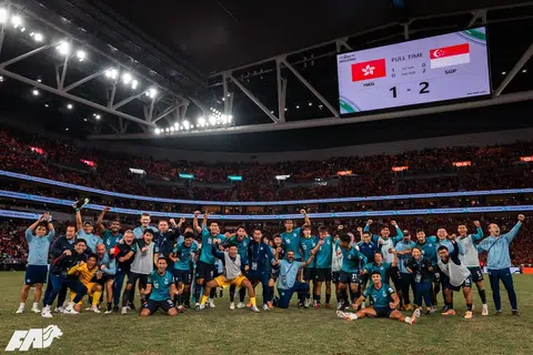 新加坡国家队雄狮在不被看好下以2比1逆转险胜香港，勇闯亚洲杯正赛。