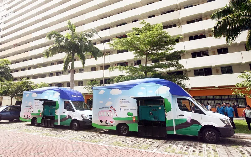 2014年，迷你版茉莉“驶入”组屋底层的幼稚园及儿童托管中心，让小朋友们也能培养阅读的好习惯。（联合早报）