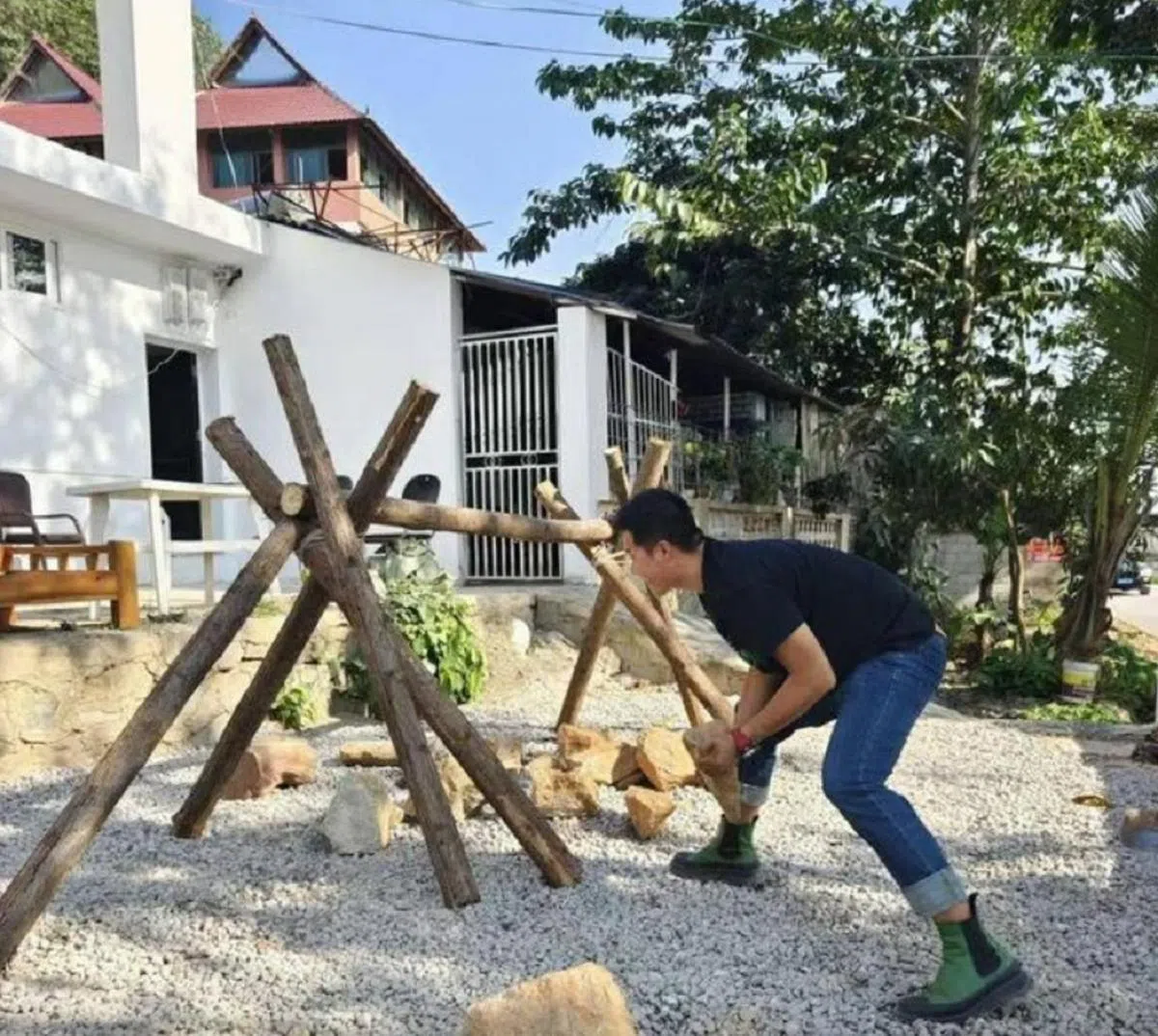 来自河北的路雷雷在云南西双版纳租了一个大院子，开了一家青年养老院。（小红书）