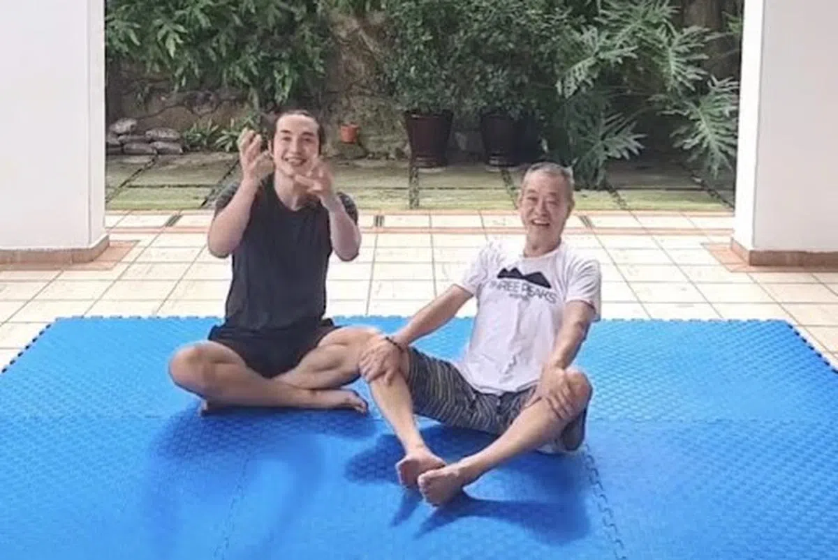  常与曾建陇（左）一同出现在镜头面前运动的Uncle Yee。（bc_flowstate Instagram） 