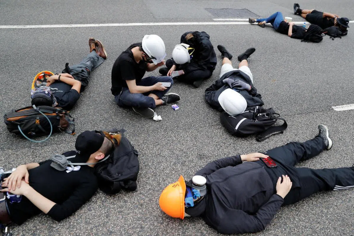  港青死守大街战场。（路透社） 