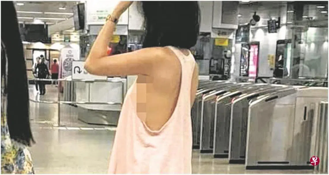 女子装扮清凉，分分钟都有走光的危险。（联合早报）