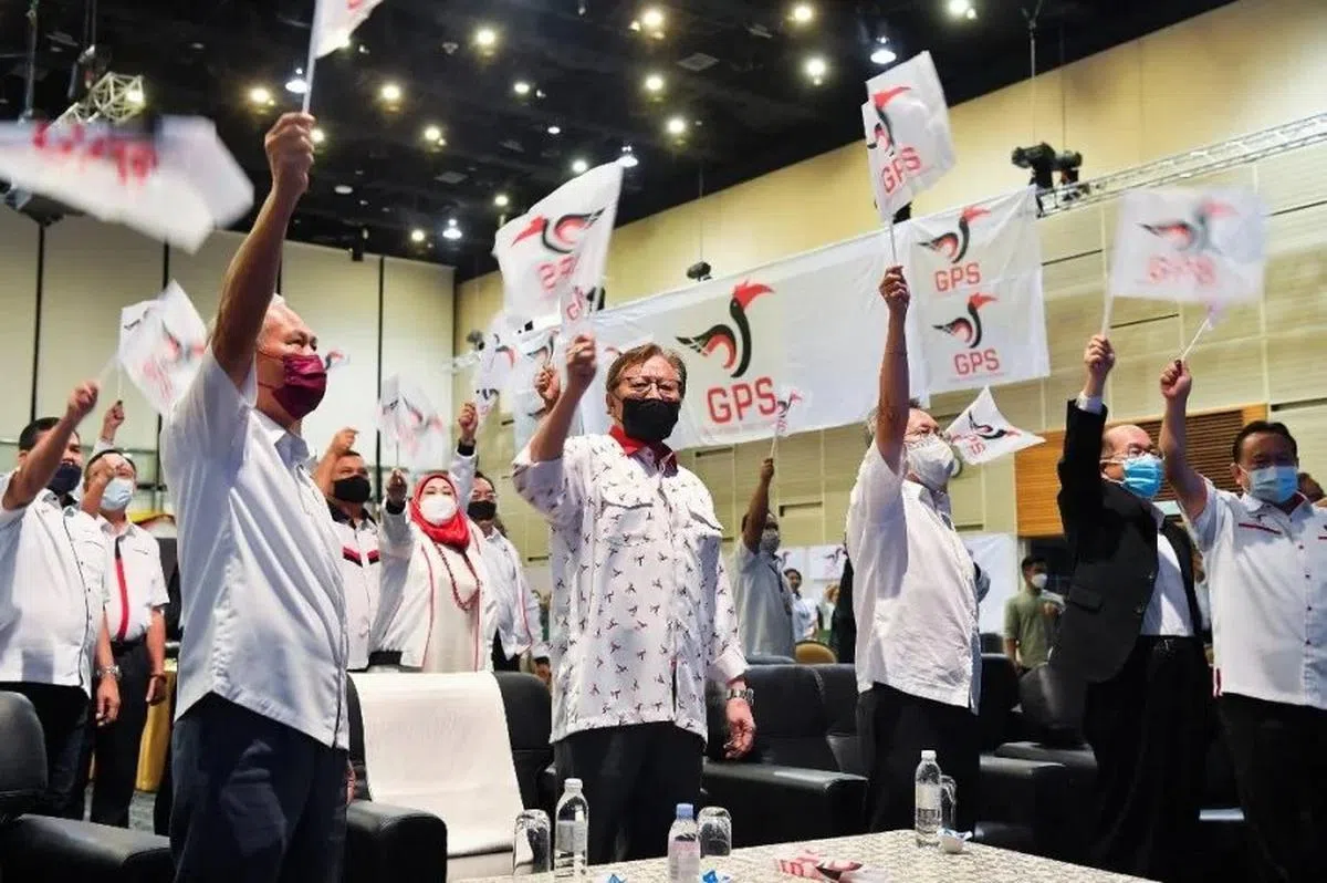 砂拉越政党联盟以大胜之姿，在州选中拿下82议席中的76个议席。（东方日报）