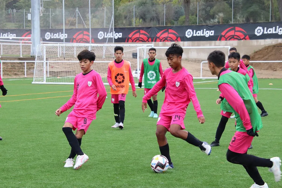 在“狮展雄心”计划下，远赴西班牙受训的学生球员。（“狮展雄心”计划提供）