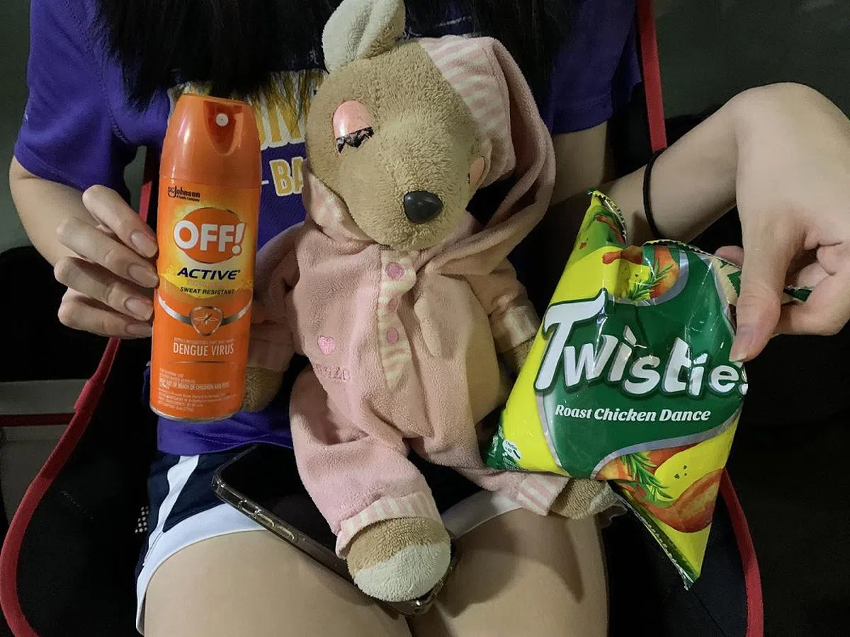 防蚊液、玩具熊和零食是珍妮通宵排队的必备品。（红蚂蚁摄）
