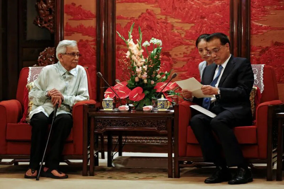  达因（左）去年7月以马国首相特使身份赴北京，与中国国务院总理李克强（右）会面，并向李克强转交马哈迪的亲笔信。（路透社） 