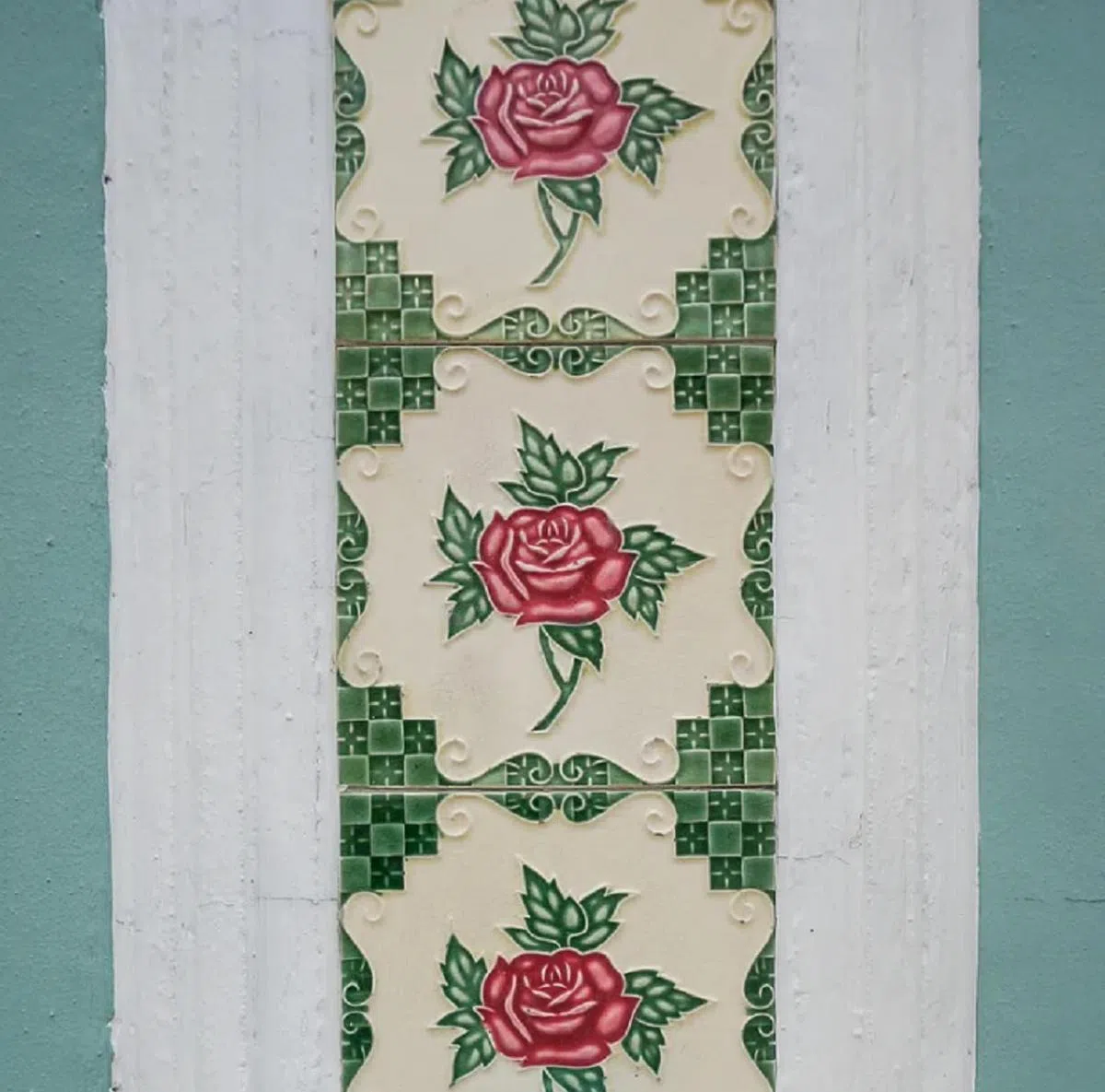 墙上是西式的雕花瓷砖。（海峡时报）