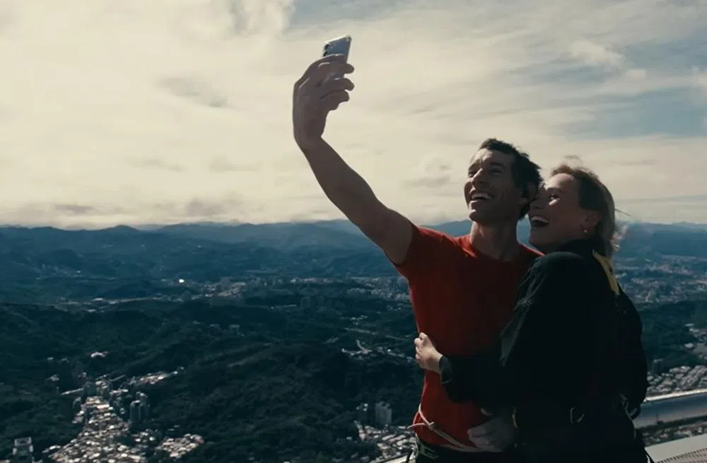 霍诺德成功登顶后，与妻子珊妮拥抱自拍。