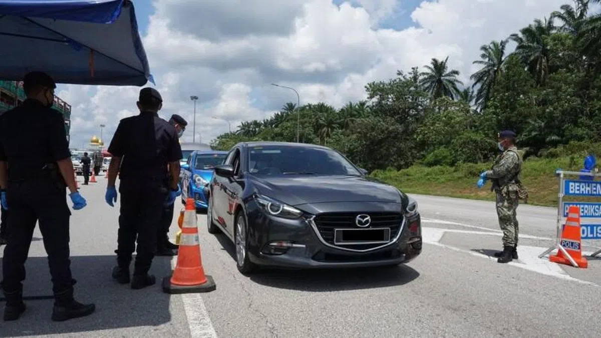  每一辆经过路障的轿车，都需停下让军警检查。（中国报） 