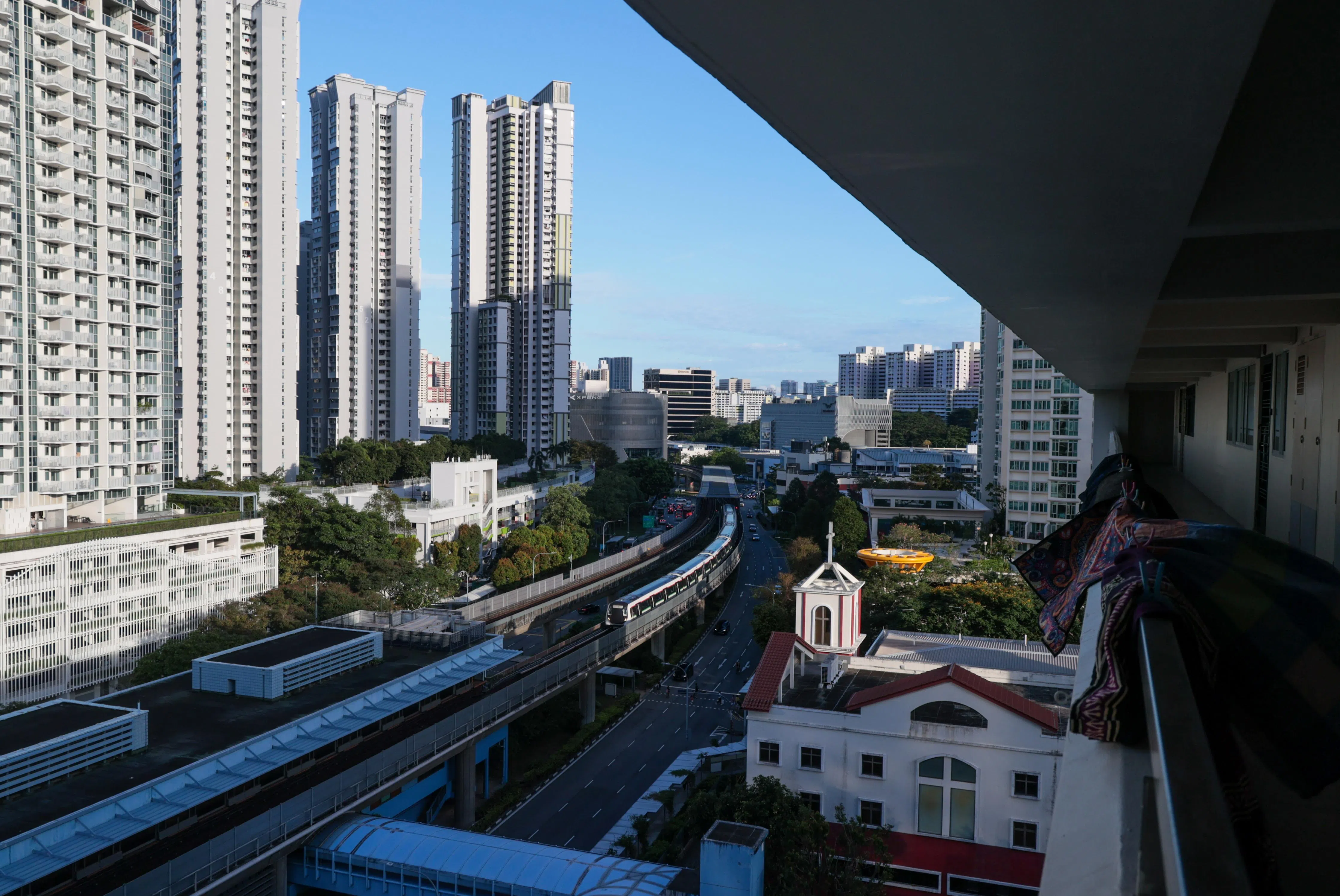 在部分市镇，地铁站距离未必是影响房价的最大因素。