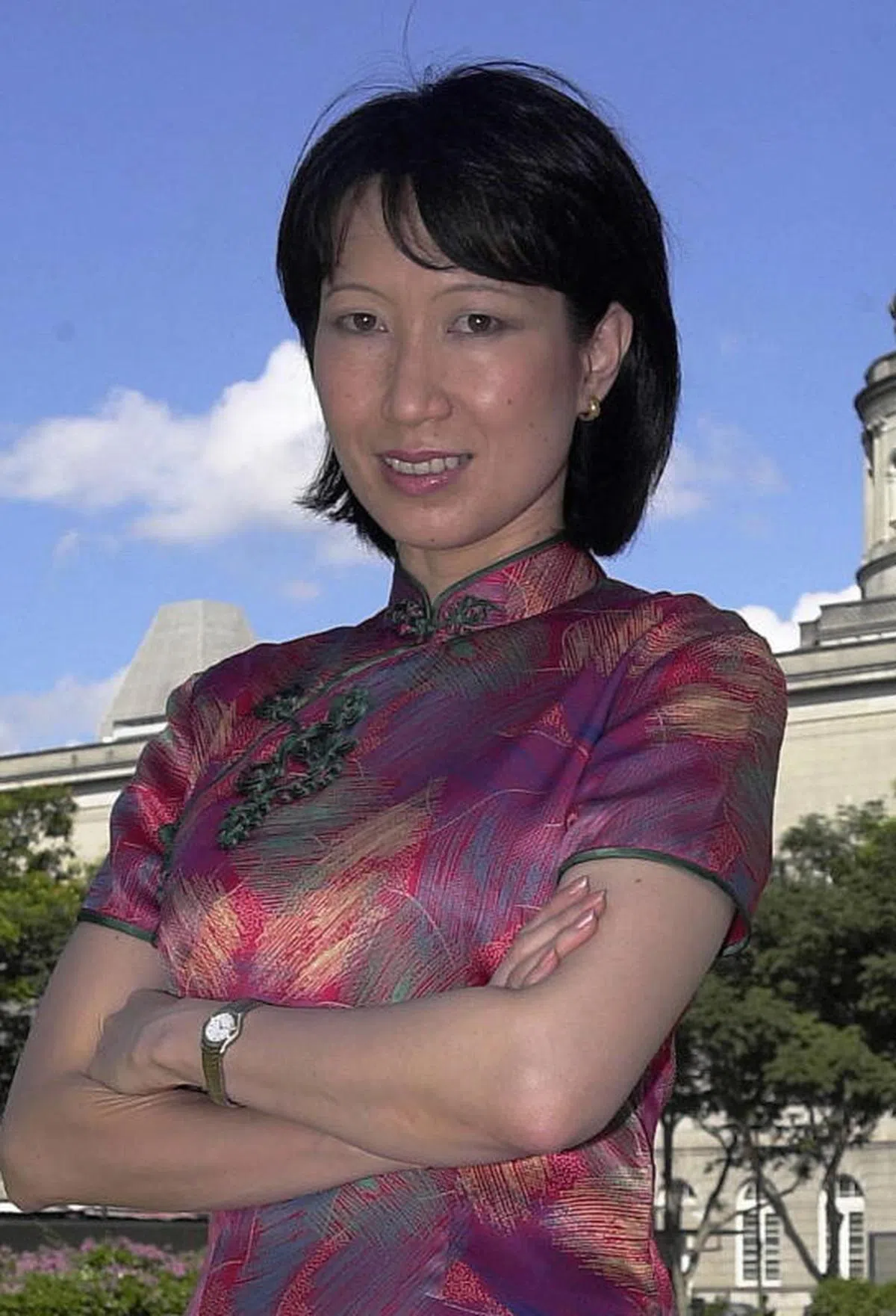  伍碧虹在2002年从政时是单身人士，后来在2007年嫁人了，那也是20多年来新加坡首次有议员在任期内结婚。（海峡时报） 