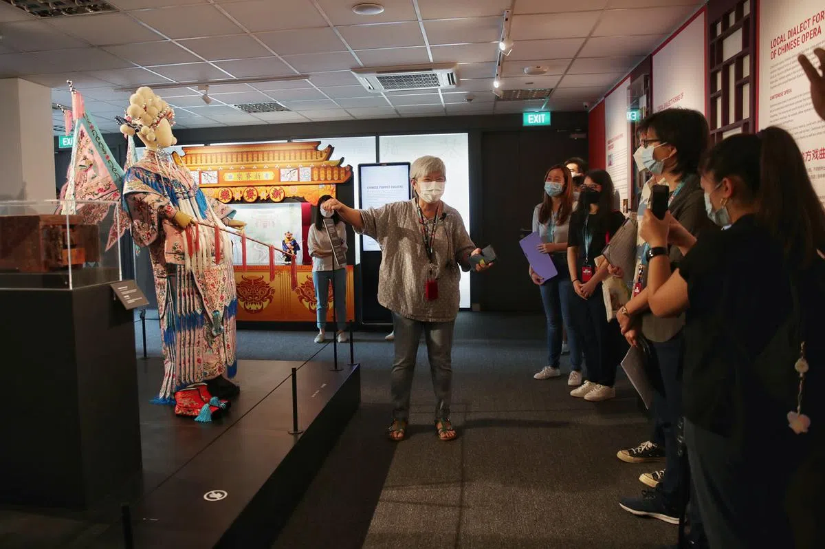 国家文物局今年3月26日起，启动《从方言出发：牛车水文化之旅》。活动对象主要为年长者以及习惯说方言的人。访客可以选择参加以广东话、潮州话或福建话为主的方言导览。导览的第一站是牛水车路遗产走廊（Kreta Ayer Heritage Gallery）。（海峡时报）