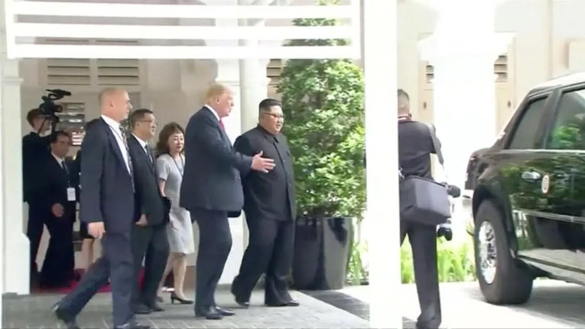  特朗普向金正恩介绍他的“野兽”座驾。 