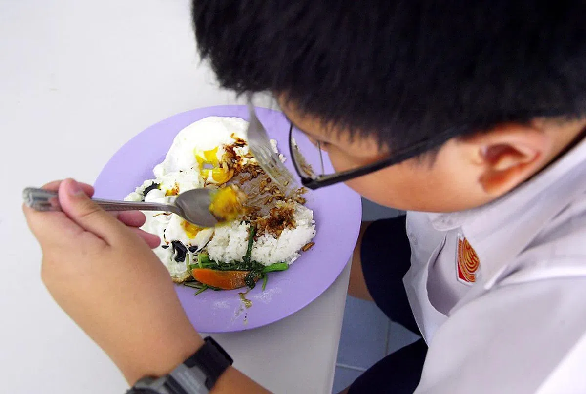 食堂摊主售卖的食物和饮料，必须符合保健促进局规定的健康及营养标准。（海峡时报）